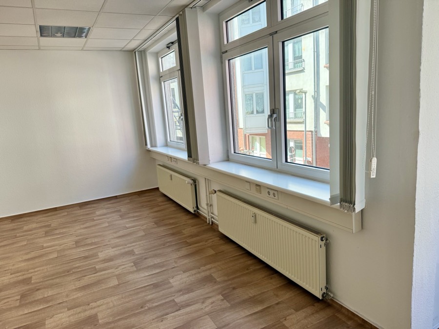 Raum mit Holzboden in der Lübecker Straße in Schwerin